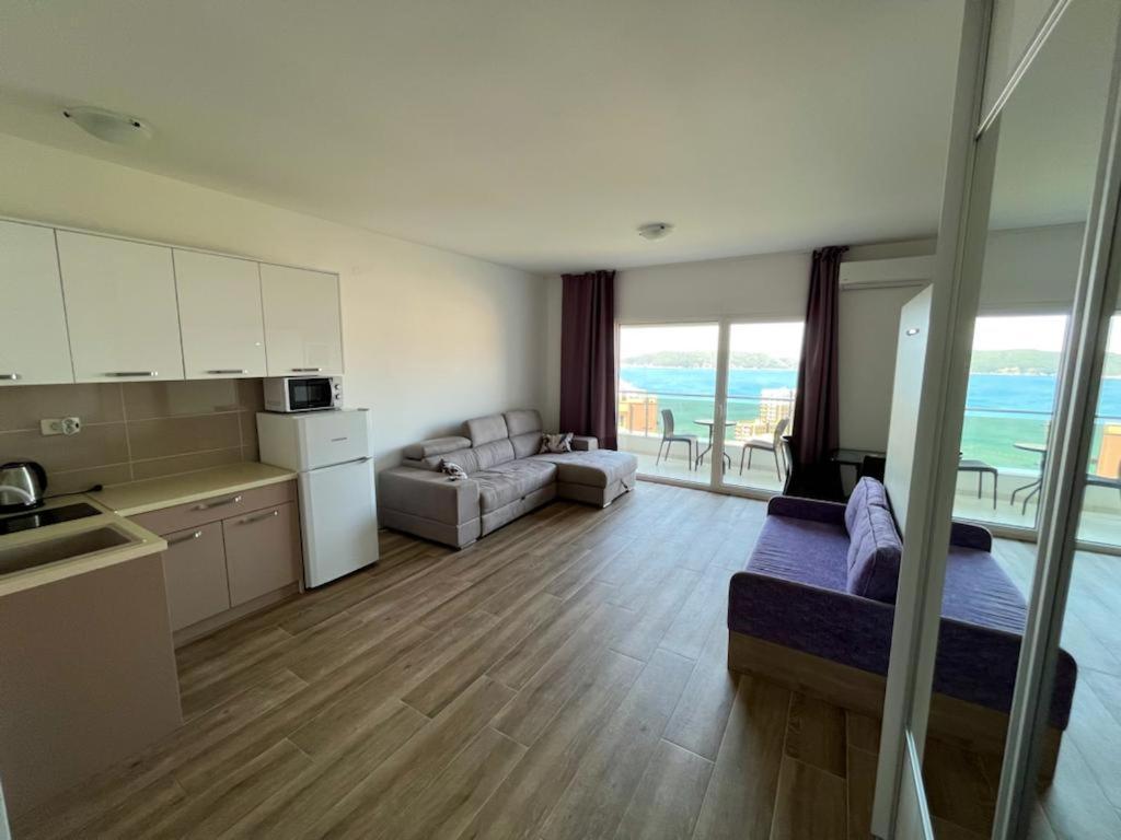 Apartments Gc 3 Rafailovici Bagian luar foto