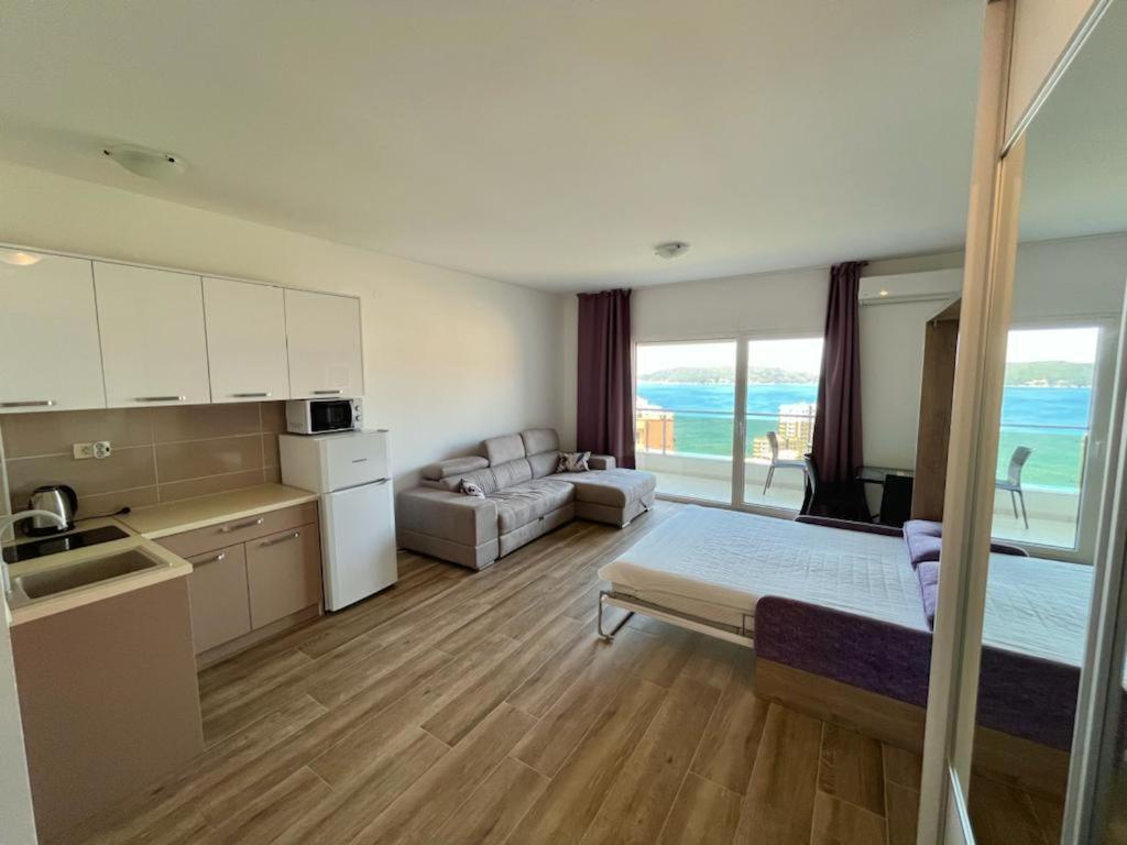 Apartments Gc 3 Rafailovici Bagian luar foto
